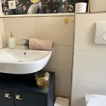 Premium-apartment Im Duisburger Sueden, Naehe Duesseldorf Flughafen & Messe, Komplett Ausgestattetes Mit Modernen Altbau-flair Apartman *