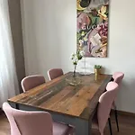 Premium-apartment Im Duisburger Sueden, Naehe Duesseldorf Flughafen & Messe, Komplett Ausgestattetes Mit Modernen Altbau-flair Duisburg