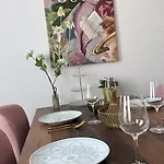 Apartamento Premium-apartment Im Duisburger Sueden, Naehe Duesseldorf Flughafen & Messe, Komplett Ausgestattetes Mit Modernen Altbau-flair