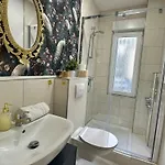 Premium-apartment Im Duisburger Sueden, Naehe Duesseldorf Flughafen & Messe, Komplett Ausgestattetes Mit Modernen Altbau-flair Apartamento *