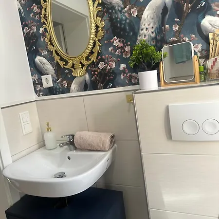 Premium-apartment Im Duisburger Sueden, Naehe Duesseldorf Flughafen & Messe, Komplett Ausgestattetes Mit Modernen Altbau-flair