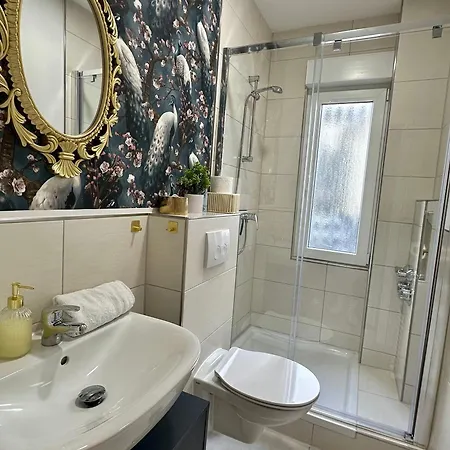 Premium-apartment Im Duisburger Sueden, Naehe Duesseldorf Flughafen & Messe, Komplett Ausgestattetes Mit Modernen Altbau-flair Apartament *