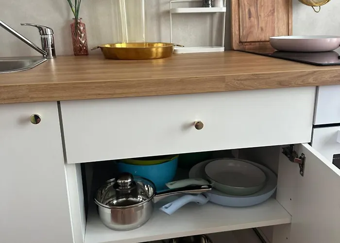 Premium-apartment Im Duisburger Sueden, Naehe Duesseldorf Flughafen & Messe, Komplett Ausgestattetes Mit Modernen Altbau-flair * Duisburg